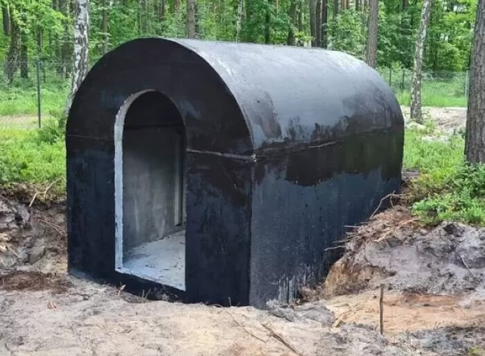 Betonový zahradní sklípek zapuštěný do země na pozemku klienta v Beroun