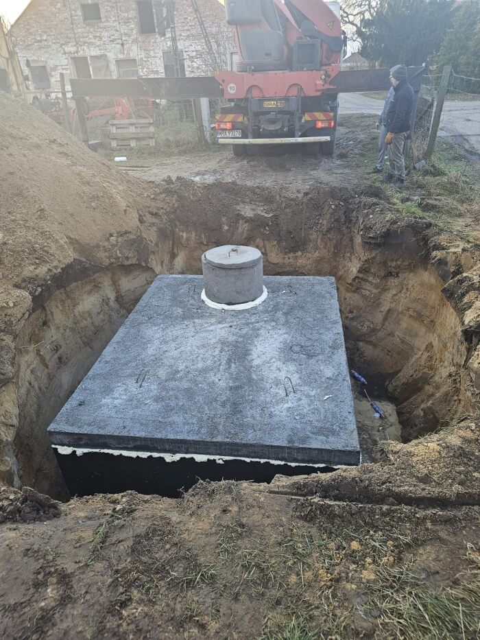 Montáž těsné betonové jímky pomocí jeřábu HDS. Realizace pro klienta z Beroun