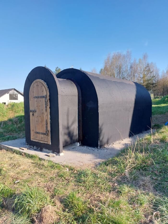 Hotový zahradní sklípek s předsíní, nainstalovaný na pozemku klienta v Beroun